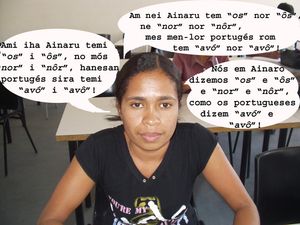 동티모르 소녀가 (위에서 시계 방향으로) 맘바이어, 포르투갈어, 테툼어를 사용하는 모습. 번역:아이나로에서 우리는 "os"와 "ôs" 그리고 "nor"와 "nôr"를 말하는데, 마치 포르투갈 사람들이 "avó"와 "avô" (할머니와 할아버지)라고 말하는 것과 같습니다!