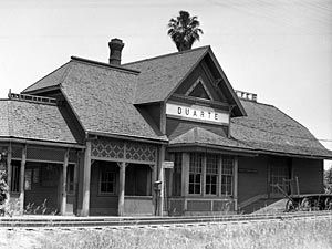 1897년 캘리포니아 중앙 철도가 건설하여 1907년 산타페 철도에 매각된 두어트 기차역