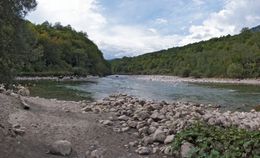 드리나 강의 발원지, 하류를 바라본 모습: 오른쪽에서 타라 강이 들어오고, 왼쪽에서 피바 강이 들어와 강의 중앙에서 드리나 강을 형성하여 사진 상단으로 흐르기 시작한다.