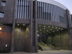 과학 드라이브에 위치한 로스쿨 현재 위치의 뒷문