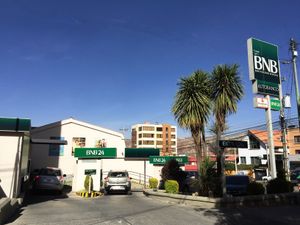 볼리비아 라파스에 있는 볼리비아 국립 은행(Banco Nacional de Bolivia, BNB)의 드라이브 스루, 드라이브 스루 뱅킹의 예시