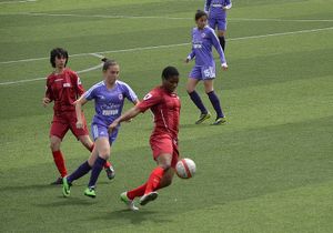 오파라노지가 Kdz. Ereğlispor와의 홈 경기에서 아타셰히르 벨레디예스포르 소속으로 뛰는 모습 (2013–14)