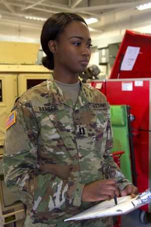 바버는 2016년 포트 토튼의 육군 예비군 센터에서 정비창을 둘러보고 있다.