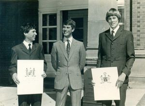 1983년 학교를 비공식 방문하여 그린과 로스 데이 하우스를 설립한 에드워드 왕자. 당시 학교 정복인 노퍽 자켓을 착용하고 있는 캡틴들