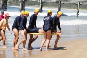 TAS 학생들은 Sawtell 서프 라이프 세이빙 클럽과 협력하여 서프 라이프 세이빙 자격을 취득한다.