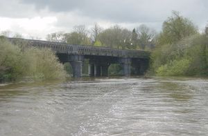 커존 공원과 체스터의 루디 사이를 연결하는 체스터-홀리헤드 철도를 지나는 다리
