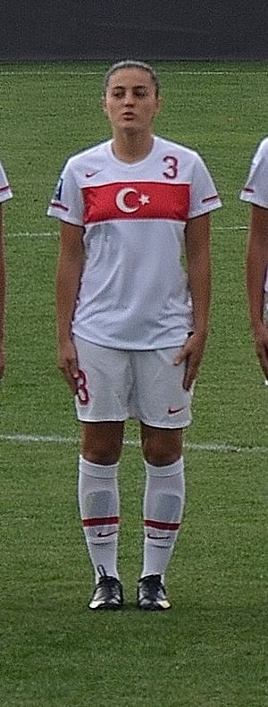 디뎀 카라겐치가 벨라루스와의 홈 경기에서 터키 여자 축구 국가대표팀으로 출전