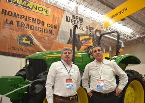 멕시코 치와와에서 열린 코파르멕 기업 회의에 참석한 존 디어 관계자들.