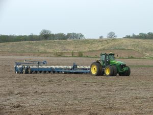 킨제 3700 파종기를 장착한 존 디어 8530 트랙터