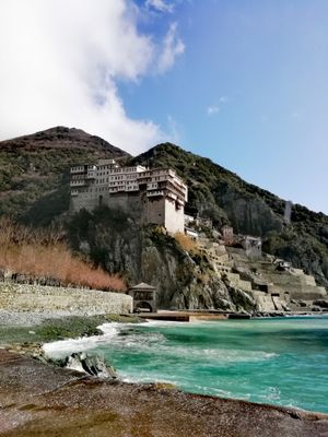 근처 절벽에서 본 디오니시우 수도원