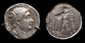 기원전 250-240년경 박트리아의 디오도토스 1세 테트라드라크마. 앞면: 왕관을 쓴 흉상. 뒷면: 제우스가 아이기스를 들고 벼락을 던지는 모습. ΒΑΣΙΛΕΩΣ ΑΝΤΙΟΧΟΥ (안티오코스 왕) 명문. 타지키스탄 국립 고고학 박물관 소장