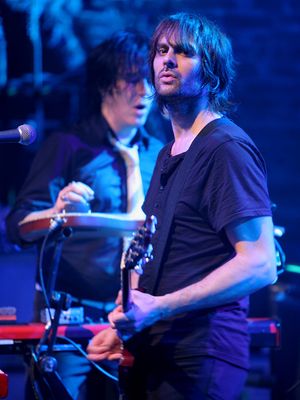 깁슨 SG를 연주하는 퍼티타