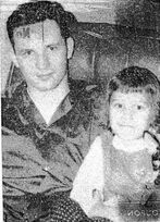 코일은 이복 여동생 조이스 웨스트와 함께 1960년경에 촬영되었다.