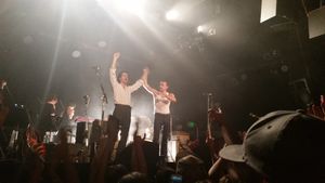 2016년 샌타크루즈의 캐털리스트 클럽에서 공연하는 밴드.