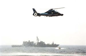 사르 5급 코르벳와 AS 565 팬서 아탈레프가 2000년 3월에 추락한 F-16D 바라크를 찾고 있다.