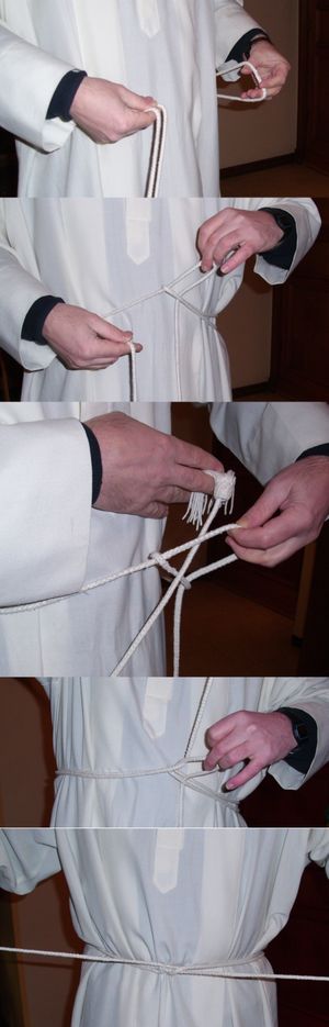 장백의 위에 띠를 두르는 방법