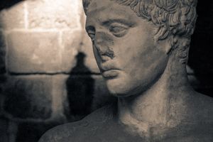 라타키아 국립 박물관의 고전 시기 조각상