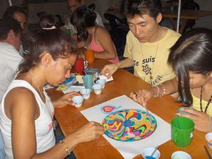 라엘교 신자들이 모래로 그림을 그리는 모습.