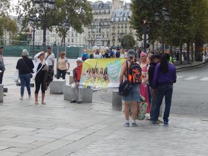2018년 파리에서 "탑리스 데이"를 홍보하는 라엘리안
