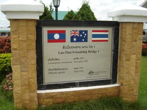 라오스와 태국 간의 제1 우의교를 기념하는 라오스 측의 명판.