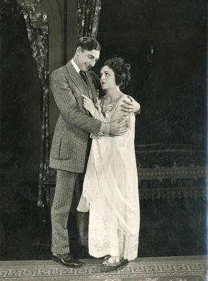 에디 라이온스와 글래디스 월튼이 유니버설 픽쳐스가 1920년에 영화화한 라 라 루실의 한 장면