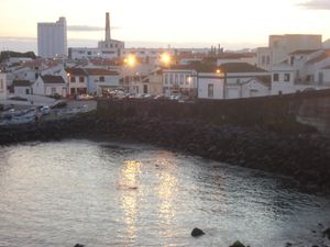 포르투 두스 카르네이루에서 본 노사 세뇨라 두 로사리오의 스카이라인 석양