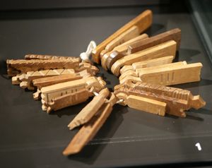 1786/1815년 알프 블라티베르크(라우에넨 자치구)의 계산 막대. 앞면: 권리자의 이름, 뒷면: 소의 권리를 나타내는 눈금. 이 알프스에는 23명의 소유주에게 분배된 87개의 소 권리가 있다.