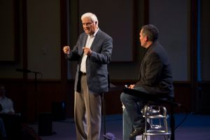 자카리아스가 크라이스트 커뮤니티 채플에서 조 코피 목사에게 기독교에 대한 반론에 답하는 것에 대해 이야기하고 있다.