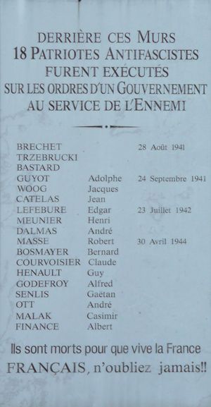 이곳에서 처형된 18명의 레지스탕스 투사를 기리는 명판.