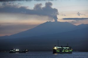 발리 해협에서 본 라웅산 폭발