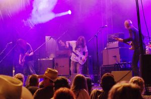 한스 마그누스 라이언, 벤트 세터 그리고 피스케가 Motorpsycho와 함께 Krach Am Bach 2013에서 공연하고 있다.