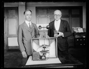 브리그스(왼쪽)는 1922년 폴 R. 헤일과 함께 마젤란 상을 받았다.