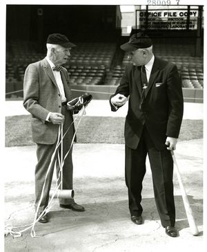 브릭스와 오시 블루지가 그리피스 스타디움에서 완벽하게 던져진 공의 회전을 측정하고 있다.