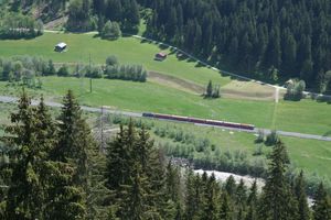 발텐부르크 아래를 달리는 열차