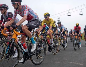 마이카(맨 왼쪽)가 타데이 포가차르(노란색 저지)를 이끌고 2021년 투르 드 프랑스를 달리고 있다. 포가차르는 이 대회에서 2년 연속 우승했다.