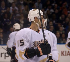 2011년 2월 경기 중 페이스오프를 기다리는 게츨라프