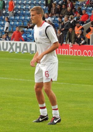 베넷, 2012년 잉글랜드 U-21 팀에서 몸을 풀고 있다.
