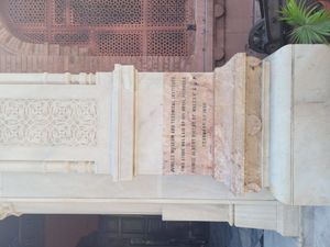 1890년 2월 3일 퀸 빅토리아의 손자 프린스 앨버트 빅터가 놓은 기존 건물에 대한 라호르 박물관 주춧돌은 박물관 입구의 기둥에 박혀 있다.