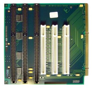 지멘스-닉스도르프(Siemens-Nixdorf) PC Scenic M5, c. 1996에서 가져온 3개의 ISA 버스 및 3개의 PCI 슬롯이 있는 라이저 카드