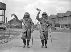 RAF 병사들이 제2차 세계 대전 중 가스 훈련에서 경고용 래칫 소리를 내고 있다.