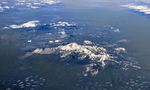 2018년 5월 초, 눈 덮인 라센 산의 항공 사진