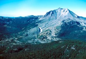 북동쪽 기슭에서 본 래슨 피크