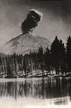 1915년 리플렉션 호수 위의 래슨 피크 분화