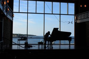 공연 센터 무대와 주요 창문