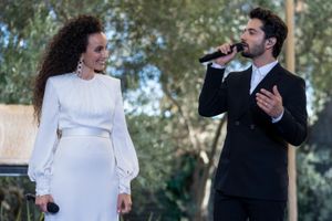 유발 다얀과 란 단커가 "Let it Be"와 이스라엘 노래 "Lu Yehi"를 메쉬업해서 부르는 모습