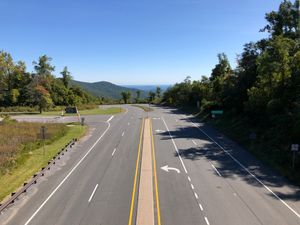 U.S. Route 211이 블루 리지 산맥을 넘어 래퍼핸녹군으로 들어서는 모습.