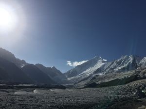 해돋이 후 디란에서 바라본 타가페리 베이스캠프의 모습