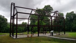 데이비드슨빌 역사 주립 공원의 "유령 구조물". 이 공원은 1830년대에 버려진 아칸소주의 초기 정착지 중 하나의 역사를 보존하고 해석한다.