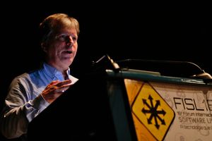 슈왈츠가 FISL 16에서 강연하는 모습