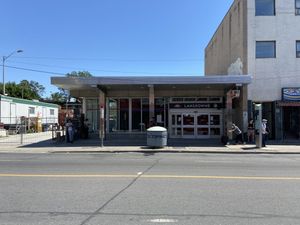 랜즈다운 애비뉴 동쪽 입구 밖에 있는 버스 정류장